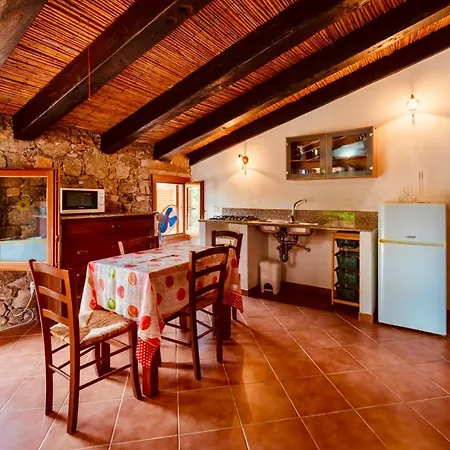 アパートホテル Lu Stazzu Di Tarraolta Vignola Mare